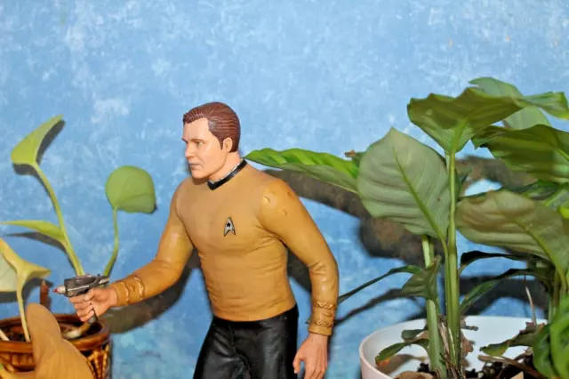 STAR TREK Captain James T. KIRK Model Figure 29cm Tall 1994 by Par Pio ERTL 2