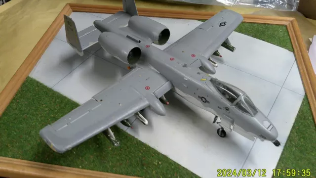 Fairchild-Republic A-10 Thunderbolt II Warthog   GEBAUT+BEMALT  1/72