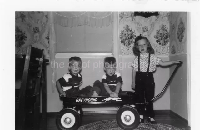 AMERICAN CHILDREN 1950's FOUND PHOTO Black And White ORIGINAL 312 LA 87 H