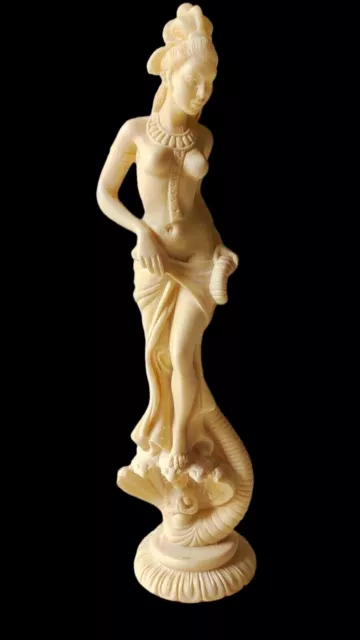 Sculpture danseuse asiatique interférée  par des reptiles