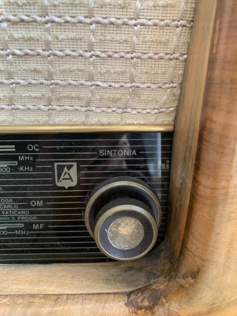 Mobile vecchio con Radio Augusta HI-FI a valvole.