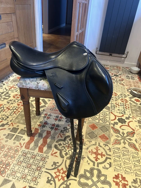 Fairfax Jump Saddle. 17 Inch. Changeable Gullet.
