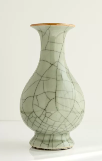 Vaso cinese in porcellana smalto stile guan, Cina