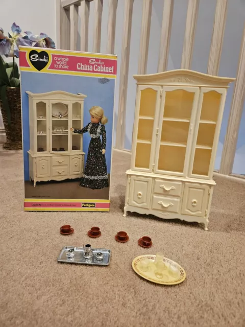 VINTAGE 1980s 44583 PEDIGREE SINDY China Cabinet / Dresser - Boxed + Accessories