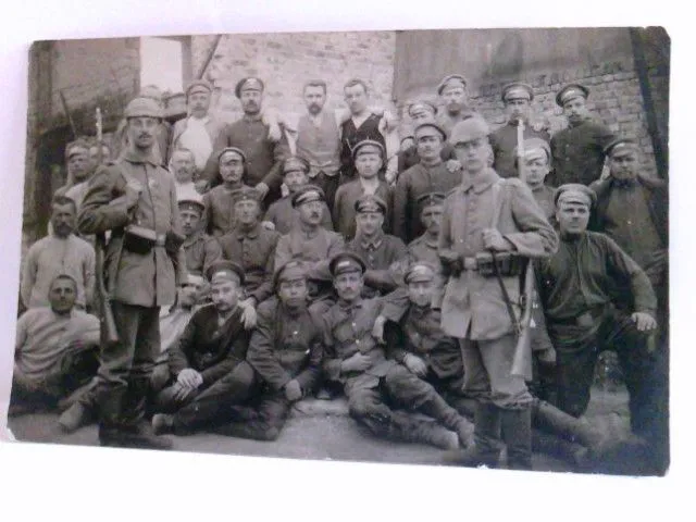 Militaria. Gruppenfoto. Alte Ansichtskarte / Postkarte s/w, ungel. um 1910 ?. Mä