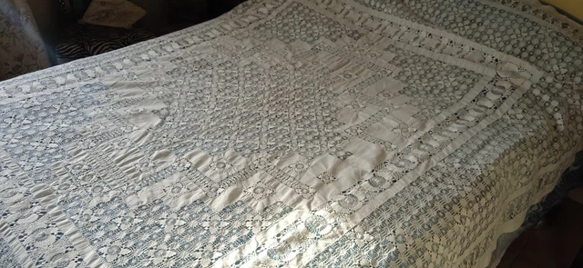 nappe blanche carrée avec dentelle au crochet
