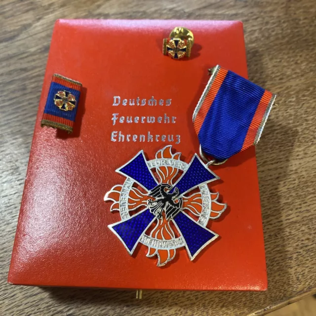 Orden Deutsches Feuerwehr Ehrenkreuz Mit Etui und Miniaturen in Silber FW17