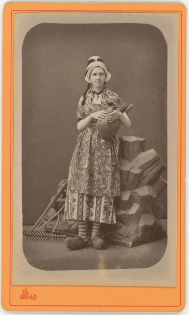 CDV CIRCA 1880. Femme en costume traditionnel de Royat. EUR 19 00