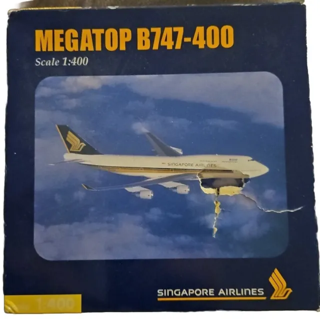 Herpa Wings 1:400 Megatop B747-400 Singapore Airlines Stand 560337 (AY48-S7BD)