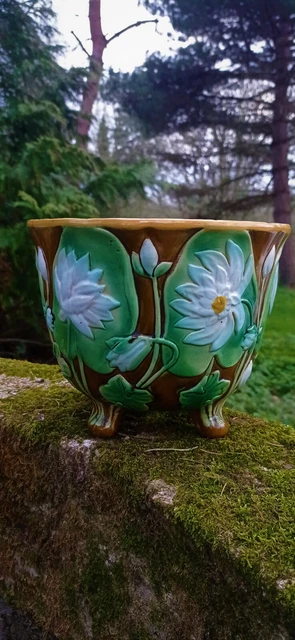 Jolie cache pot  en barbotine , décor de fleurs et feuilles de nénuphars