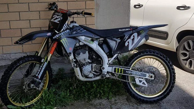 Moto Suzuki