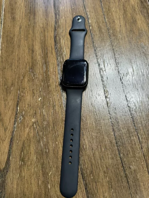 Apple Watch SE G1 44mm with Black Band - Front Screen Broken. Needs Repaired