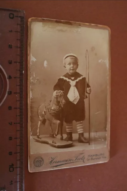 tolles altes CDV Foto - kleiner Junge mit Holzpferd ? auf Rollen - Hamburg