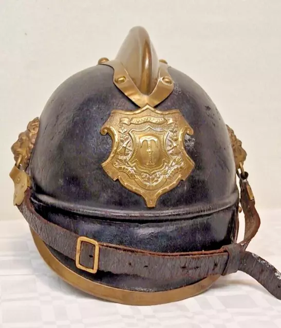 Alter Feuerwehrhelm; Bayern, 19. Jahrhundert; Lederhelm; Messingkamm, Löwenkopf