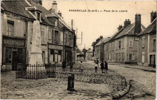 CPA Angerville Place de la Liberte FRANCE (1371536)