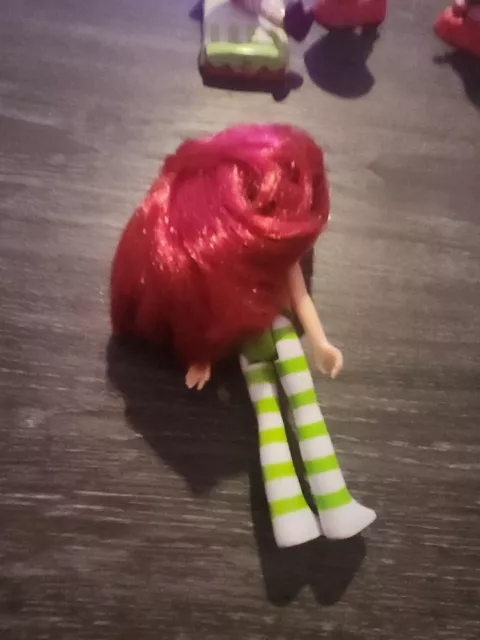 Muñeca pastel corto de fresa 5 1/2" de alto, sin ropa se ve muy bien el cabello, se siente muy bien 2