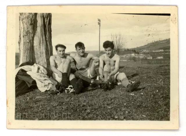 Snapshot - AFTER EXERCISE Original Vintage Photo 1940s SHIRTLESS MEN GAY INT