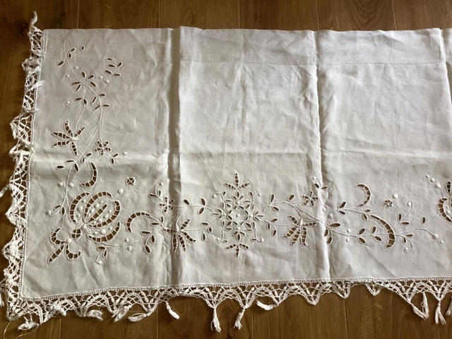 dessus d'hotel ou cheminée textile ancien coton blanc broderie Richelieu 2
