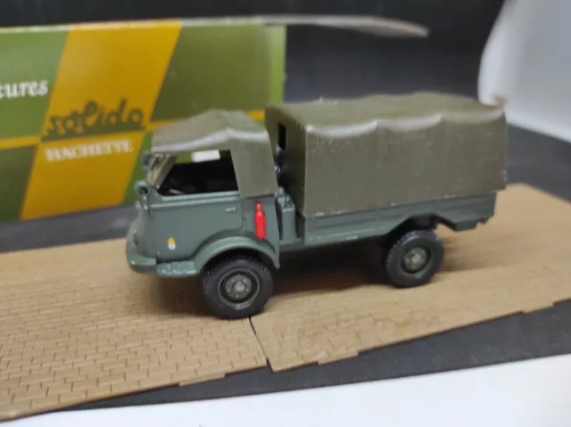 Solido Hachette Militaire camion Renault 4x4  n°48  1/50 + boite