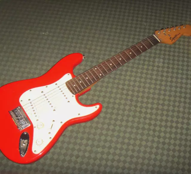Vintage mini 3/4 Guitare Squier stratocaster rouge (licence by Fender) enfant