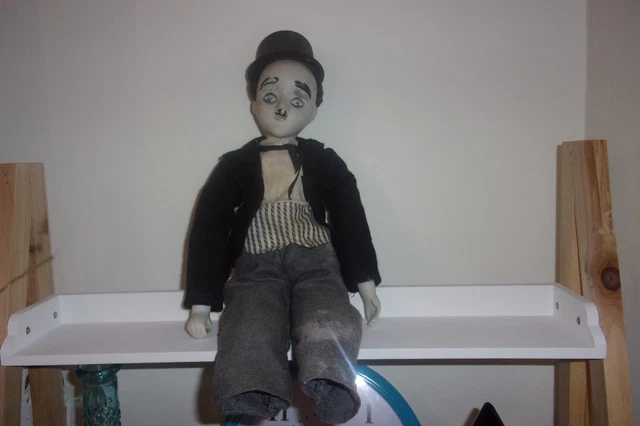 RARE ET ANCIENNE poupée CHARLIE CHAPLIN en porcelaine et tissu