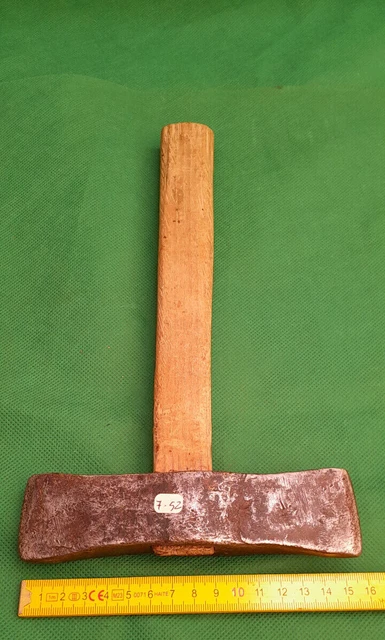 Outil Ancien En Fer Forgé - Tailleur De Pierre Avec Manche Artisanal Gravé - Occasion