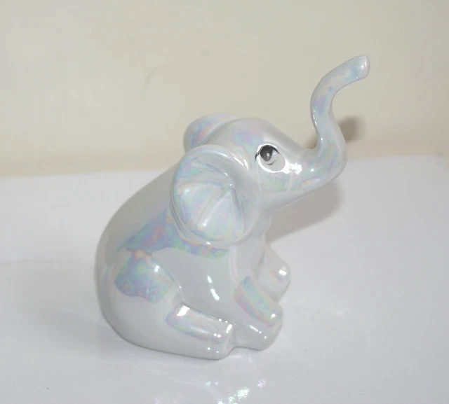 Vintage Keramik weiß schillernd Baby Elefant Figur