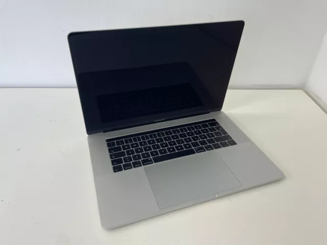 Apple MacBook Pro 15" i7-7700HQ 2,8 GHz 16 GB RAM - 1 TB SSD silber Touch Bar