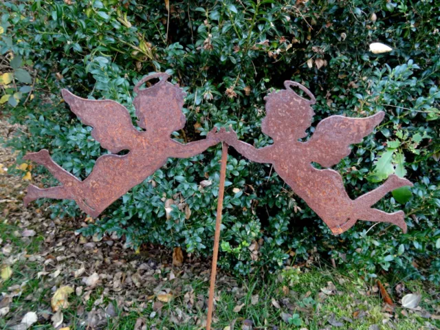 Gartenstecker fliegendes Engel Paar aus Metall, Rost, Gartendeko, 54 cm hoch