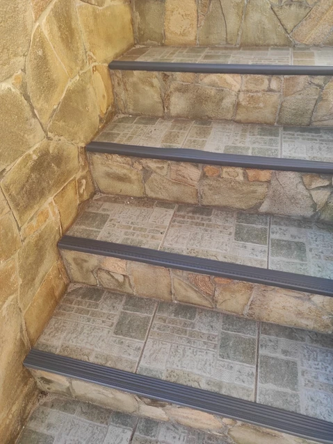 5 pieces (600x50x20 mm) Anti-slip corner on the steps self-adhesive
