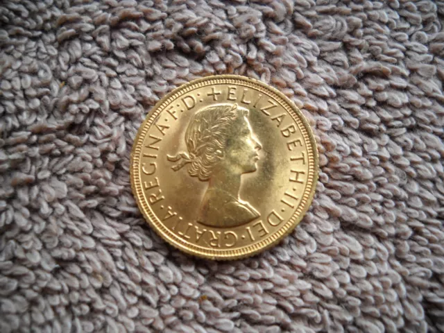FULL SOVEREIGN 1962 Elizabeth II Goldmünze London 7,322g Feingold AU55/#2 RAR 8%
