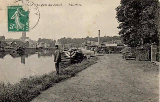 CPA de Clamecy (58 Nièvre), Le port du canal, animée, années 1910