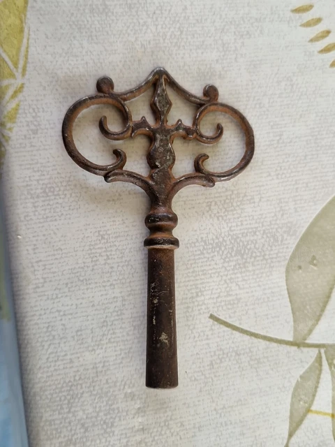 ANCIENNE CLE DE Pendule Horloge N° 6 carré de 4 mm Bronze Clé Clef EUR