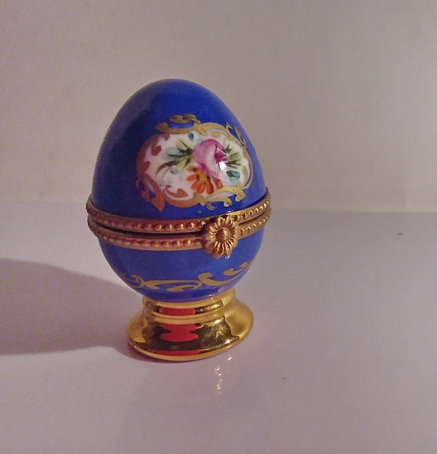Superbe Boite à pilule  "En forme d'œuf" en porcelaine de Limoges signée CR