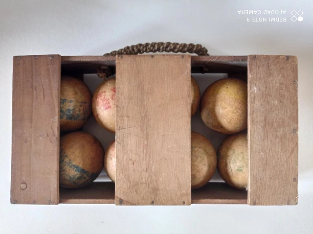 JEU DE BOULES en bois pétanque très ancien avec caisse d'époque et