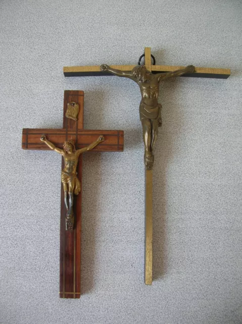 Lot de 2 anciens crucifix catholiques croix en bronze et bois de 19 cm et 16 cm