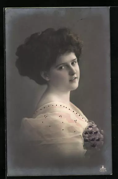 Ansichtskarte Junge Frau im Tüllkleid mit Blumen 1911