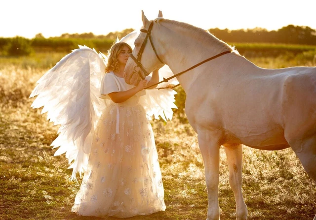 Grand costume de cosplay blanc avec des ailes d'ange Festival des anges...