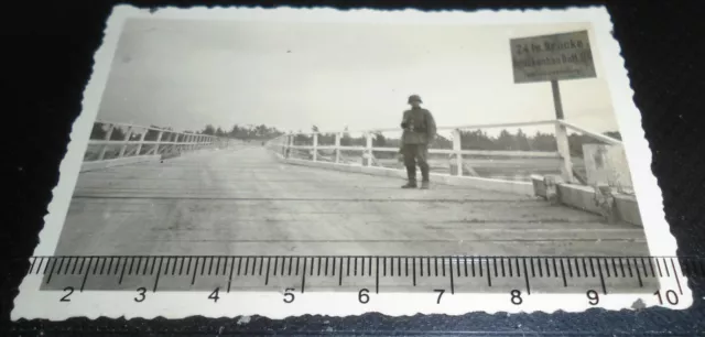Altes Foto Deutsche Soldat vor Behelfsbrücke in Wileyka Rußland
