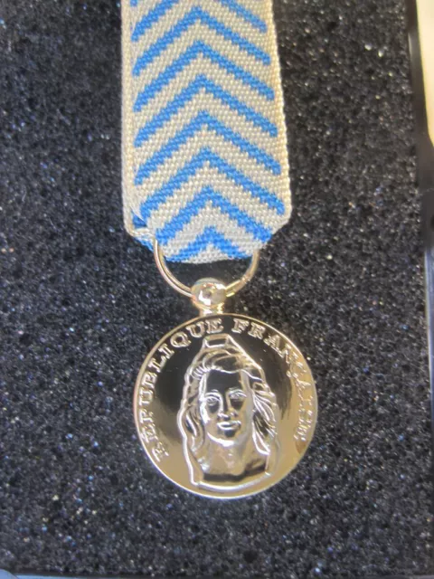 Médaille Miniature ( Réduction)  Titre de Reconnaissance de la Nation  TRN