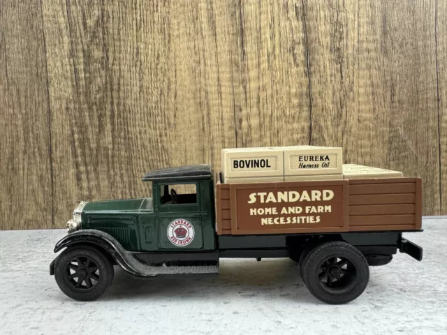 Ertl Standard Oil Amoco 1931 International Stake Truck Crates Diecast Coin Bank