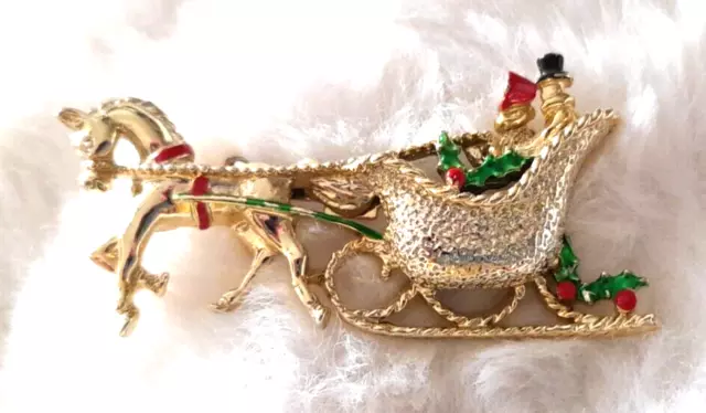 Vintage 1970's Gerry's Horse Drawn Sleigh Ride Textured Gold Tone 2" Brooch Pin