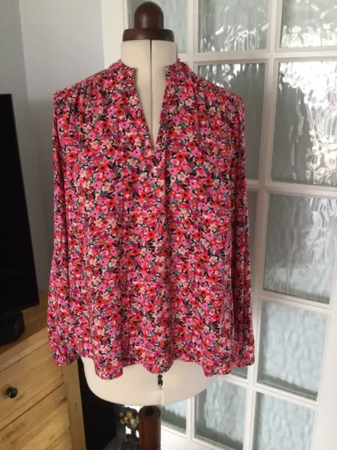 Marks & Spencer Ladies Beautiful Floral Pattern blouse, Size 14 BNWT