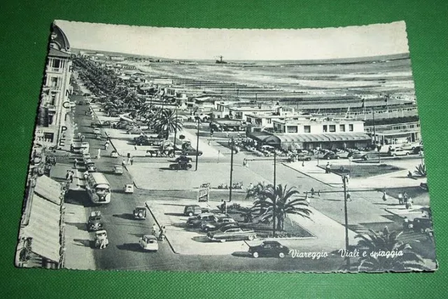 Cartolina Viareggio - Viali e spiaggia 1956