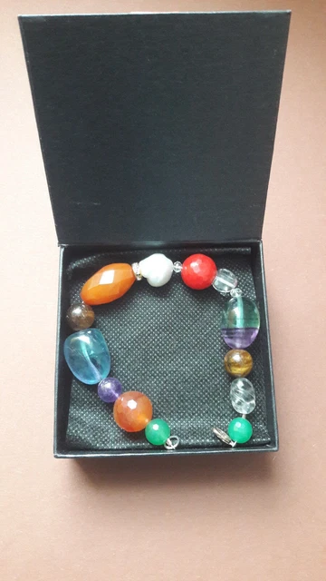 Wunderschöner dekorativer Armschmuck in Schmuckschachtel