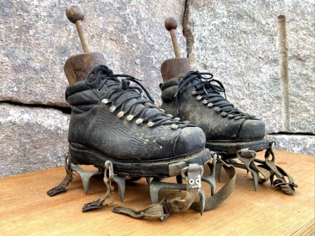 N.1 Ancienne Paire Chaussures Brodequins en Cuir de Phoque pour alpiniste rare +