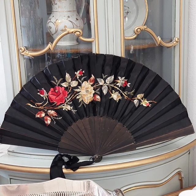 Großer Antiker Fächer mit Seidenstickerei, Rosen