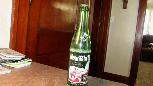 RARE MOUNTAIN DEW Filled by Jed & Myrtle 10 OZ ACL SODA BOTTLE HILLBILLY & JUG