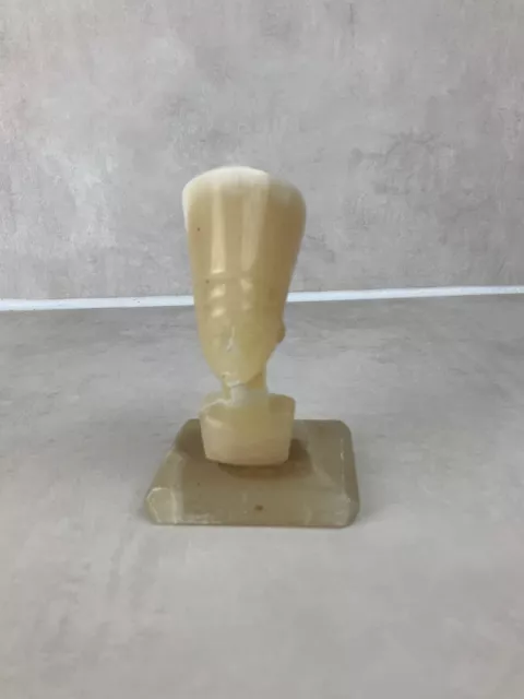 Sublime buste Néfertiti en albâtre jaune, blanc avec socle