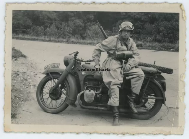 Orig. Foto Heer BMW Kradmelder m. Motorrad Mantel in Frankreich